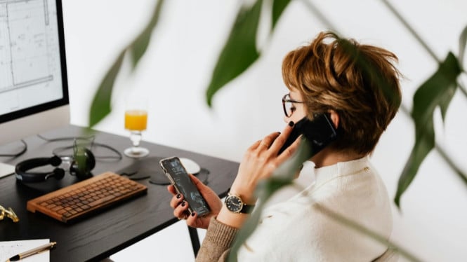 Ilustrasi seorang wanita yang sedang multitasking