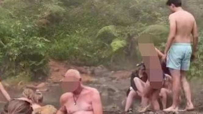 Wisatawan asing berendam di pemandian air Panas Gunung Rinjani