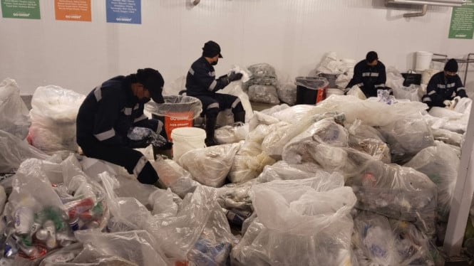 Aktivitas Sejumlah Pegawai Finns Bali Memilah Sampah