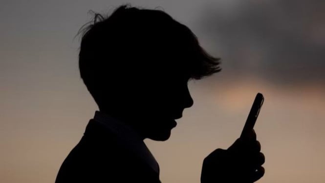 Ilustrasi anak kecil sedang bermain Smartphone