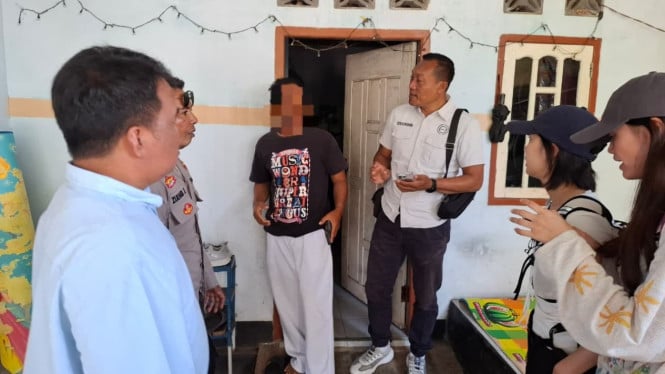 Pelaku pencurian iPhone bule Tiongkok (baju hitam)