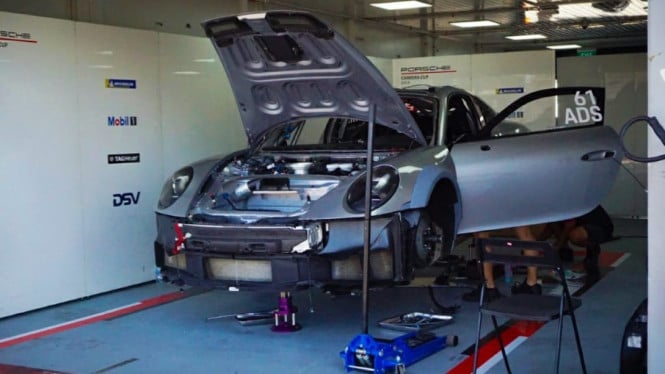 Bongkar pasang mobil-mobil balap Porsche 911 GT3 Cup