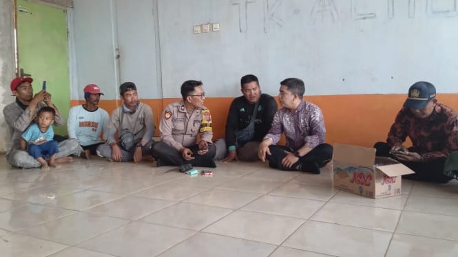 Sekdes Wongsorejo, Yoyok Iwandani (dua dari kanan)