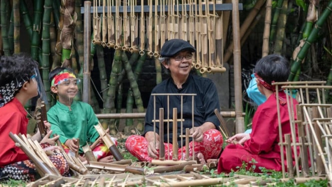 Angklung, alat musik tradisional Indonesia