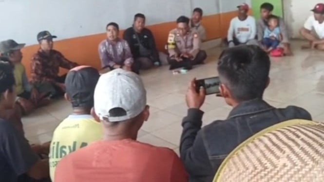 Negosiasi dan mediasi warga Bongkoran dengan aparat
