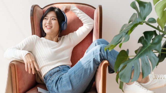 Mendengarkan musik, salah satu contoh me time