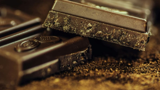dark chocolate salah satu makanan mengandung magnesium.