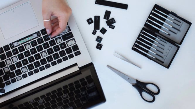 Perawatan rutin mengatasi keyboard laptop bermasalah