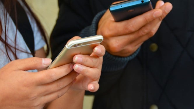 Aktivitas orang menggunakan handphone