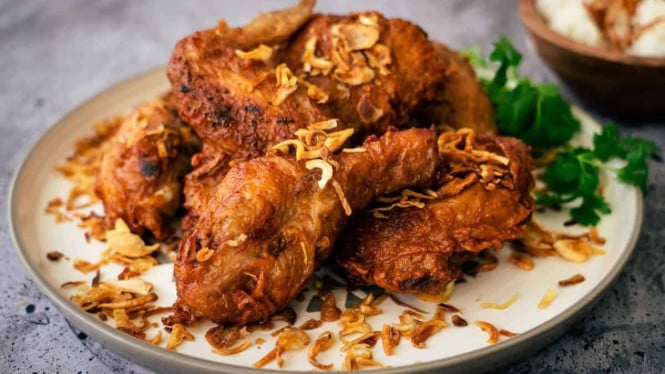 Ayam goreng Thailand beraroma daun ketumbar.