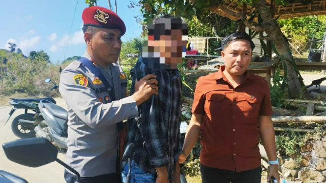 Terduga pelaku (tengah) digiring polisi.