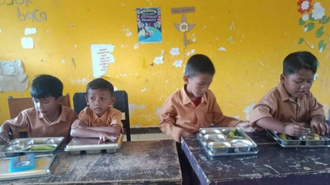 Siswa SDN 4 Darek menerima menu MBG