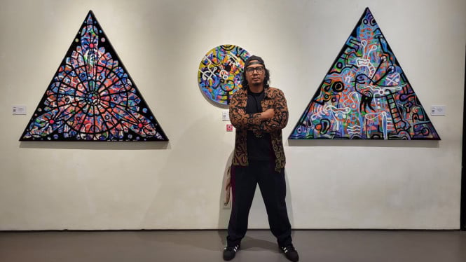 Seniman asal Bali, Made Bayak menggelar pameran tunggal di Jakarta