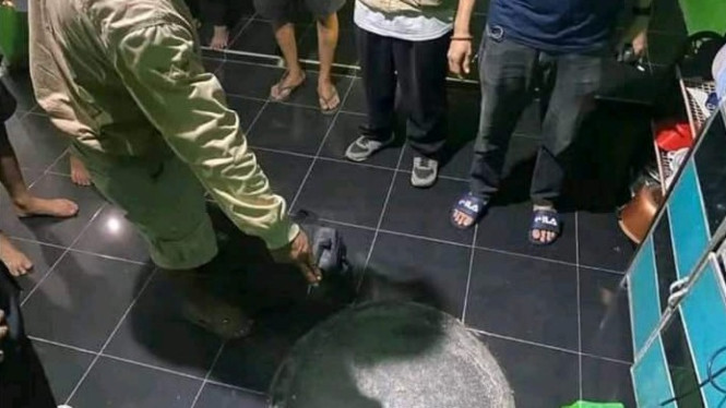 Petugas kepolisian melakukan olah TKP di lokasi penemuan jasad.