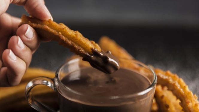 Churros dengan saus cokelat