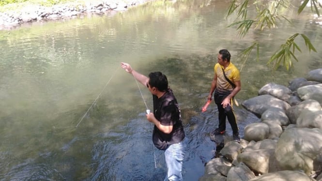 Polisi Olah TKP di Sungai Tempat Pelajar Tenggelam