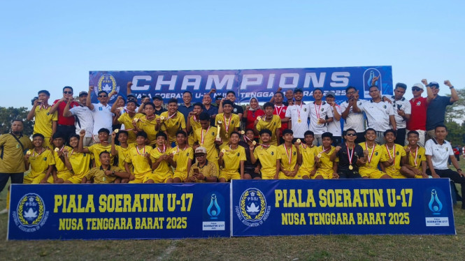 Pemain Perselotim bersama Official, Ketua ASKAB PSSI.