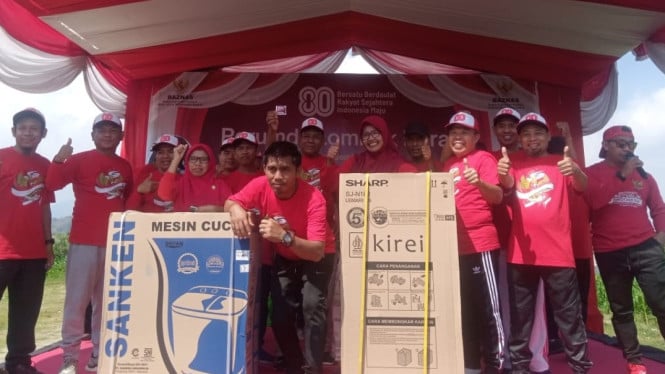 Momen penyerahan hadiah utama kepada peserta Jalan Sehat HUT RI ke-80.
