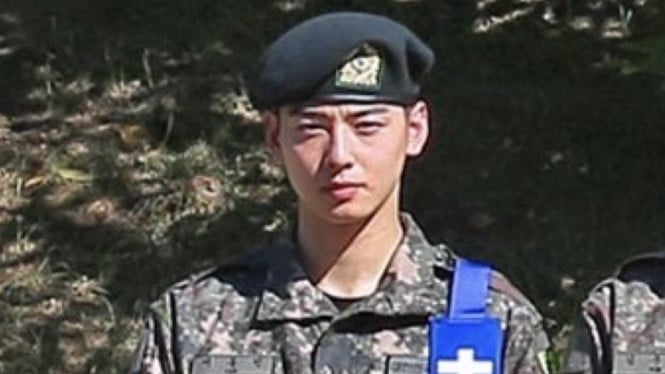 Cha Eun Woo berpose dengan seragam militer.