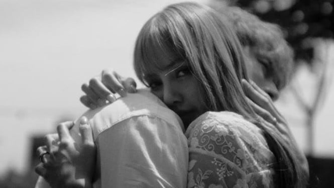 Lisa berpose untuk video musik Dream.