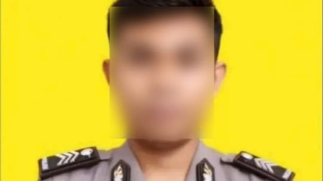 Petugas kepolisian melakukan olah TKP penemuan mayat