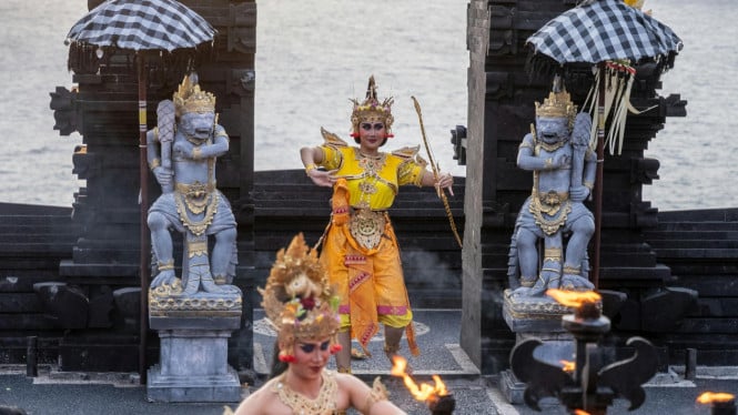 Bali menghadirkan keindahan budaya yang berpadu.