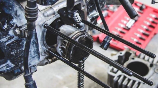 Turun mesin untuk mengecek kerusakan piston motor