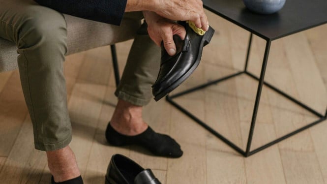Lakukan perawatan sepatu kulit setelah dipakai seharian