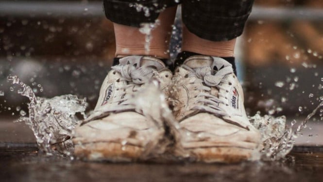 Segera keringkan sepatu basah untuk cegah tumbuh jamur
