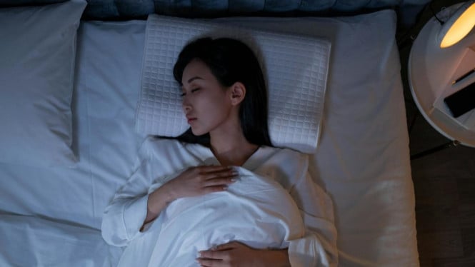 Ilustrasi seorang perempuan yang tidur nyenyak dengan lampu redup