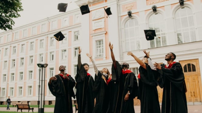 Mahasiswa yang sedang merayakan kelulusan.
