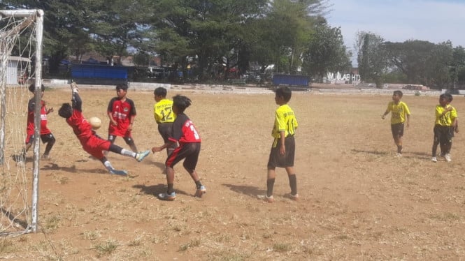 Penjaga gawang SDN 1 Bajulmati, Fadil selamatkan gawang