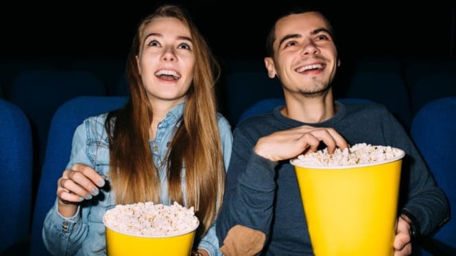 Ilustrasi orang menikmati popcorn saat menonton