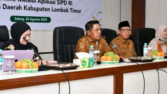 Bupati Lombok Timur Haerul Warisin membuka Bimtek SP2D