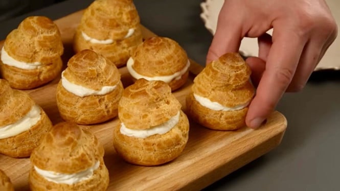 Cream Puffs berisi custard lembut, camilan manis yang mudah dibuat.