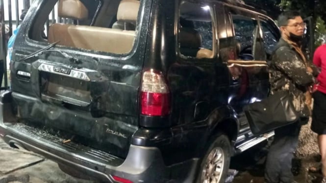 Kondisi mobil dinas yang hancur akibat amukan massa.