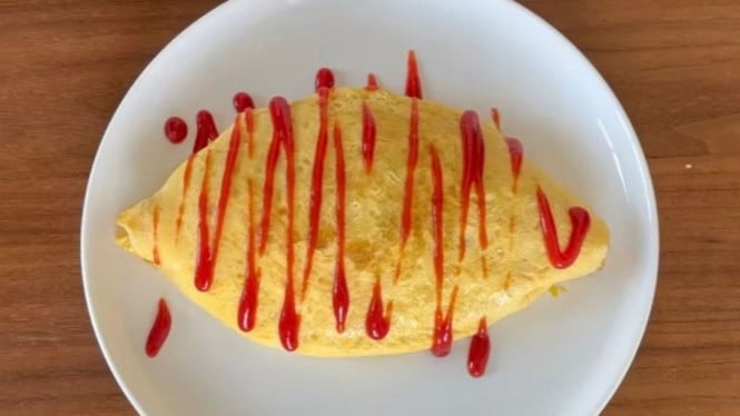 Omelet lembut khas Jepang jadi pelengkap nasi omurice.
