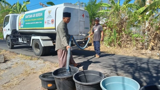 Distribusi air bersih di Lombok Utara.