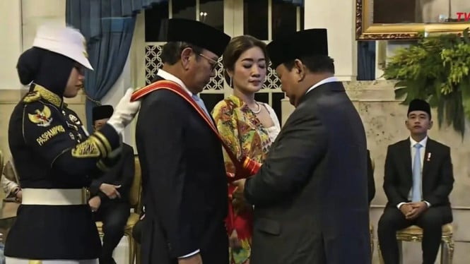 Burhanuddin Abdullah diberikan Bintang Mahaputra oleh Presiden Prabowo
