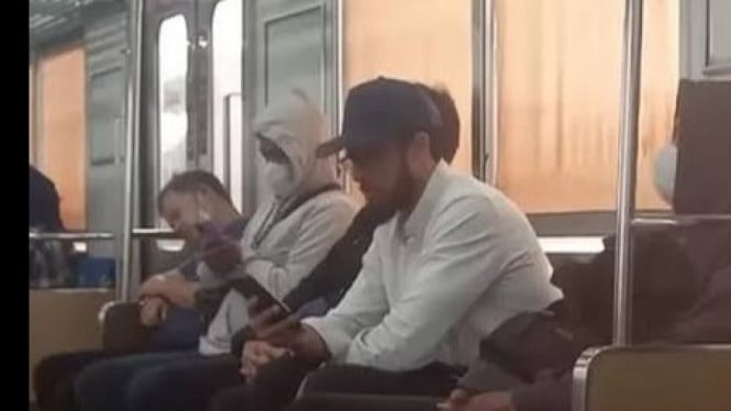 Primus Yustisio terlihat setiap hari naik kereta ke DPR