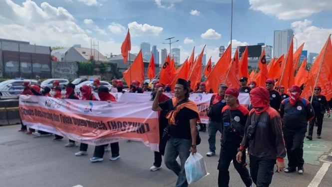 Massa buruh berjalan menuju kompleks DPR RI untuk gelar aksi