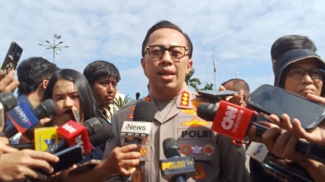 Kabid Humas Polda Metro Jaya Kombes Ade Ary Syam di kawasan Gedung DPR