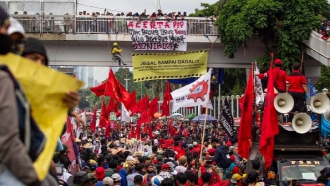 Ilustrasi ribuan orang melakukan aksi demo buruh