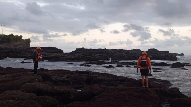 Tim SAR Denpasar Mencari 3 Warga Terseret Arus di Pantai Mengening