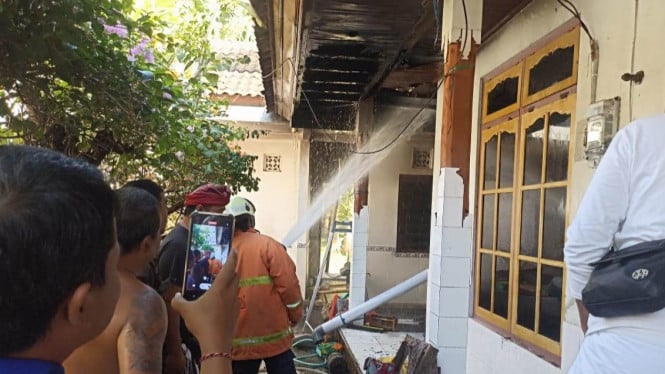 Petugas Damkar Padamkan Api yang Membakar Rumah Warga