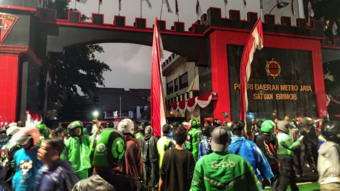 Ratusan massa menggeruduk Markas Brimob Kwitang