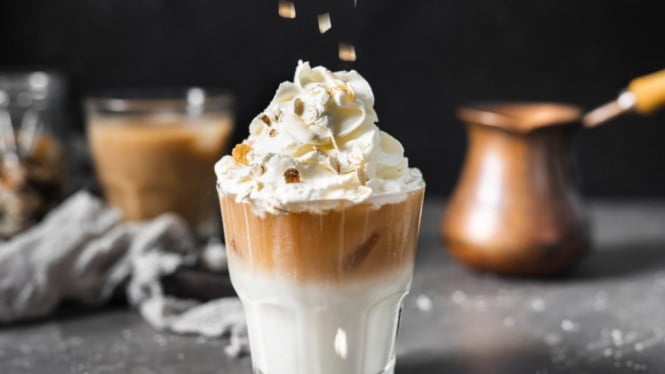 Es kopi dengan tambahan krim di atasnya