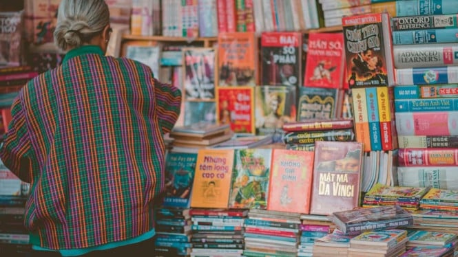 Membeli buku asli untuk karya lebih bermutu.