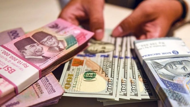 Ilustrasi uang rupiah dan dolar Amerika Serikat