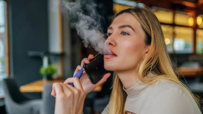 Ilustrasi orang ketergantungan vaping